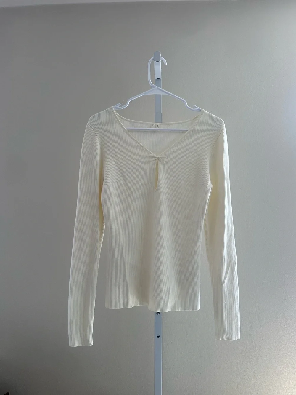 Arket Cream Ribbed Long-Sleeve Top with Keyhole Bow - Picture 2 of 8